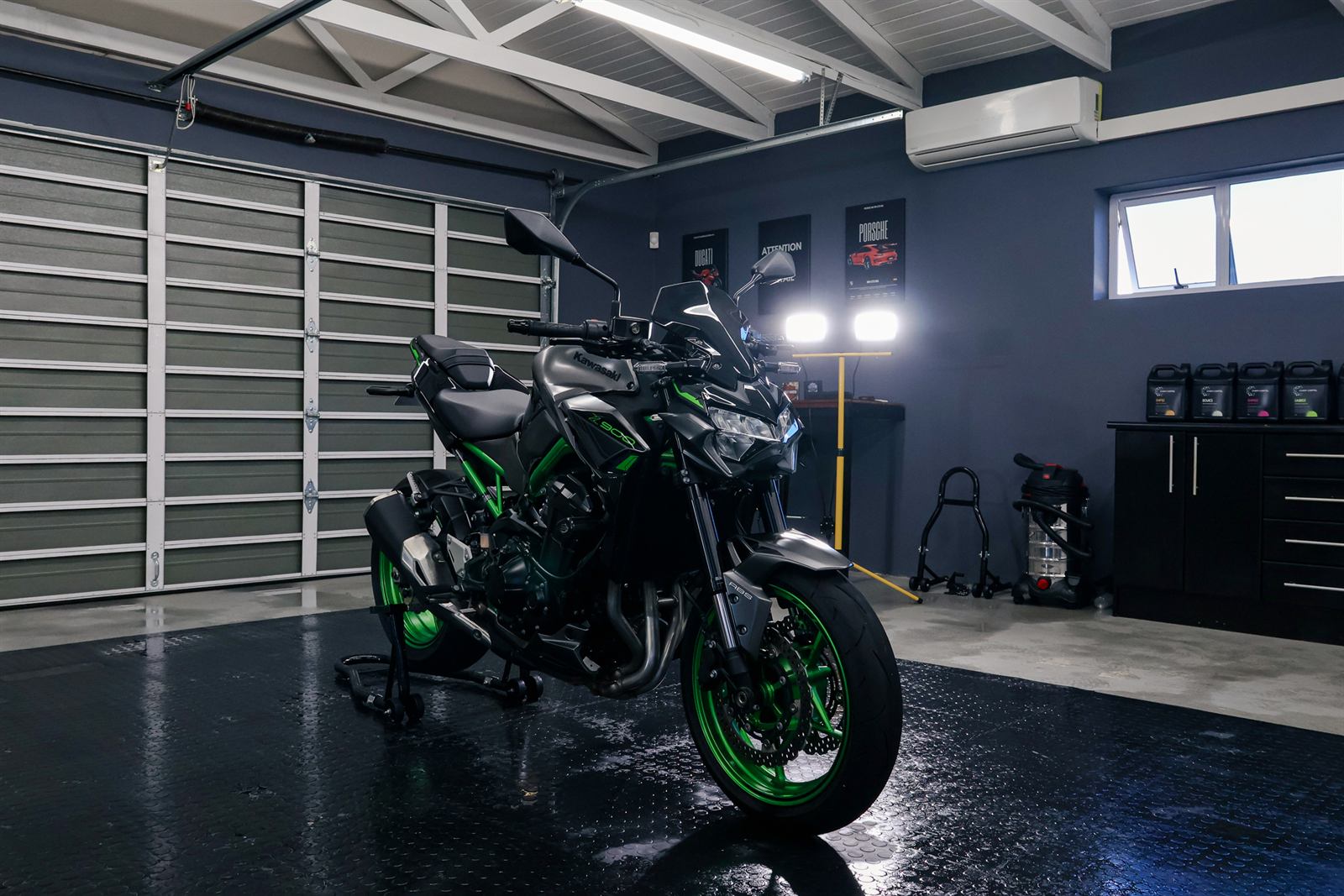 Kawasaki Z900 finished in the studio