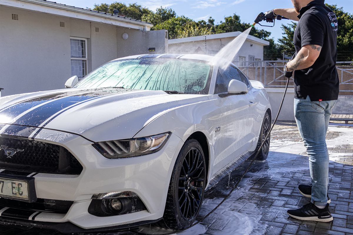 Pressure rinsing a foamed car